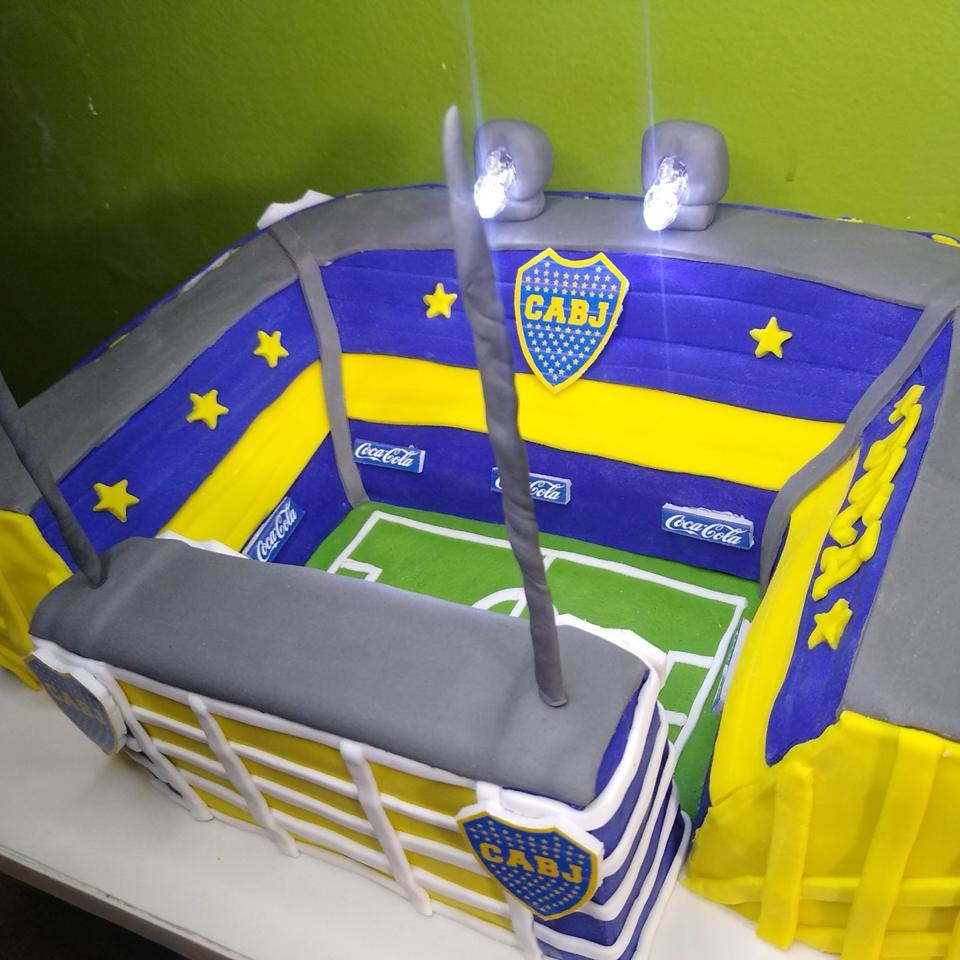 Torta con forma de la cancha de Boca Juniors, con tribunas azules y amarillas